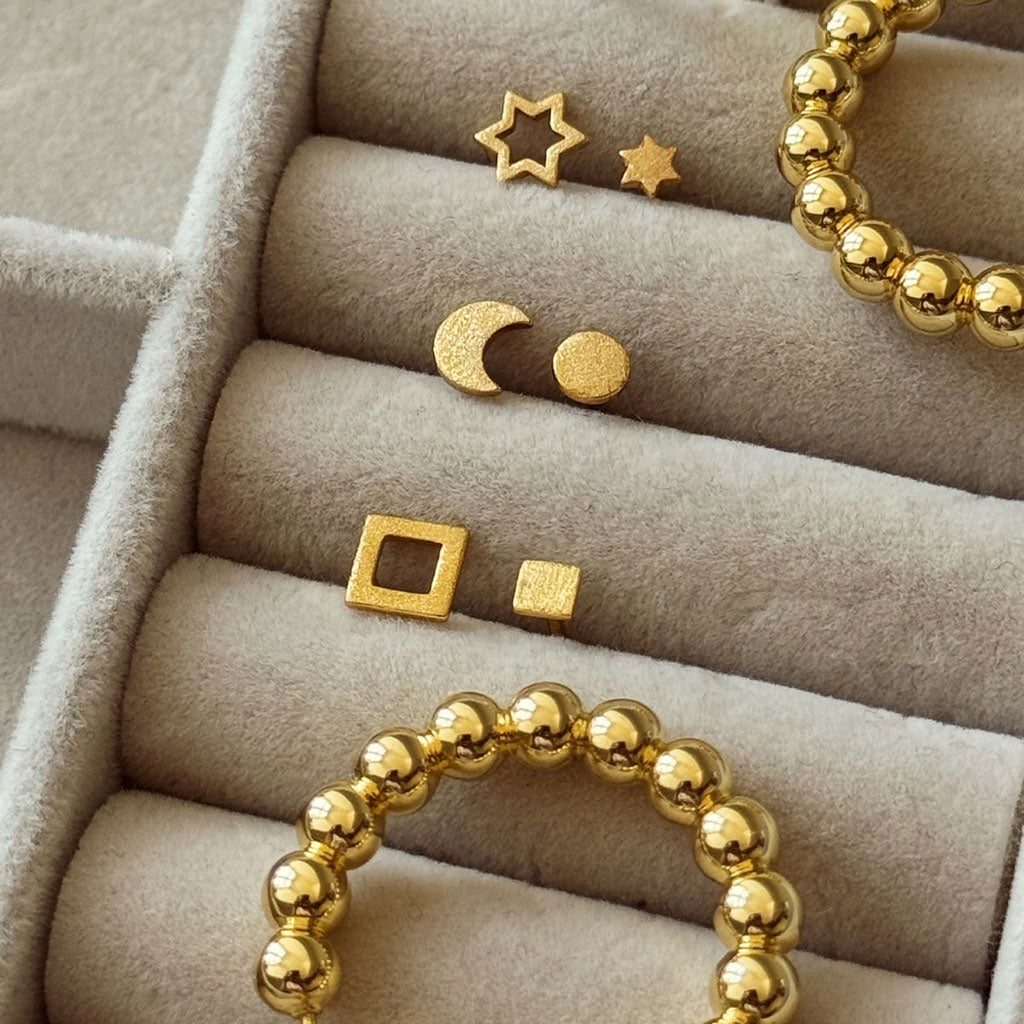 LULU Copenhagen Family To The Moon And Back earrings pair Earrings, pairs Gold Plated