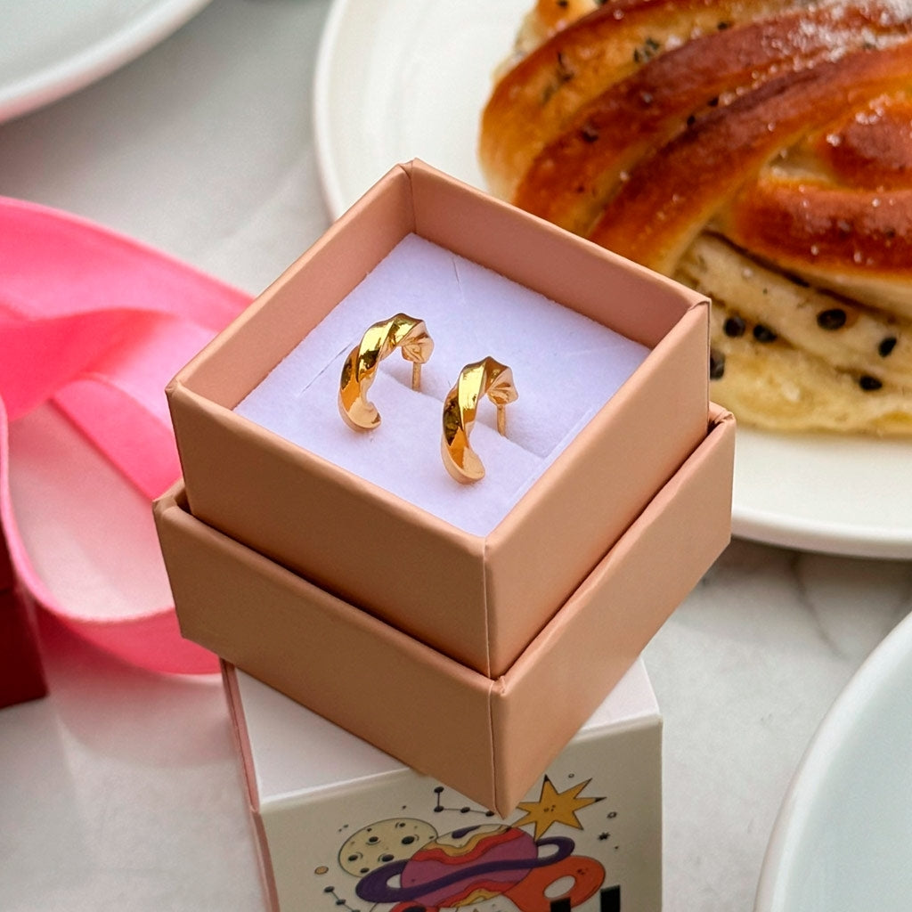 LULU Copenhagen Swirl Hoops Small paire Hoops Gold Plated