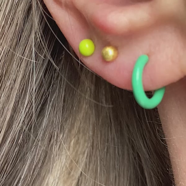 LULU Copenhagen Color Hoop Half Dip boucle d'oreille 1 pièce plaqué or Hoops Passion Red - Video preview