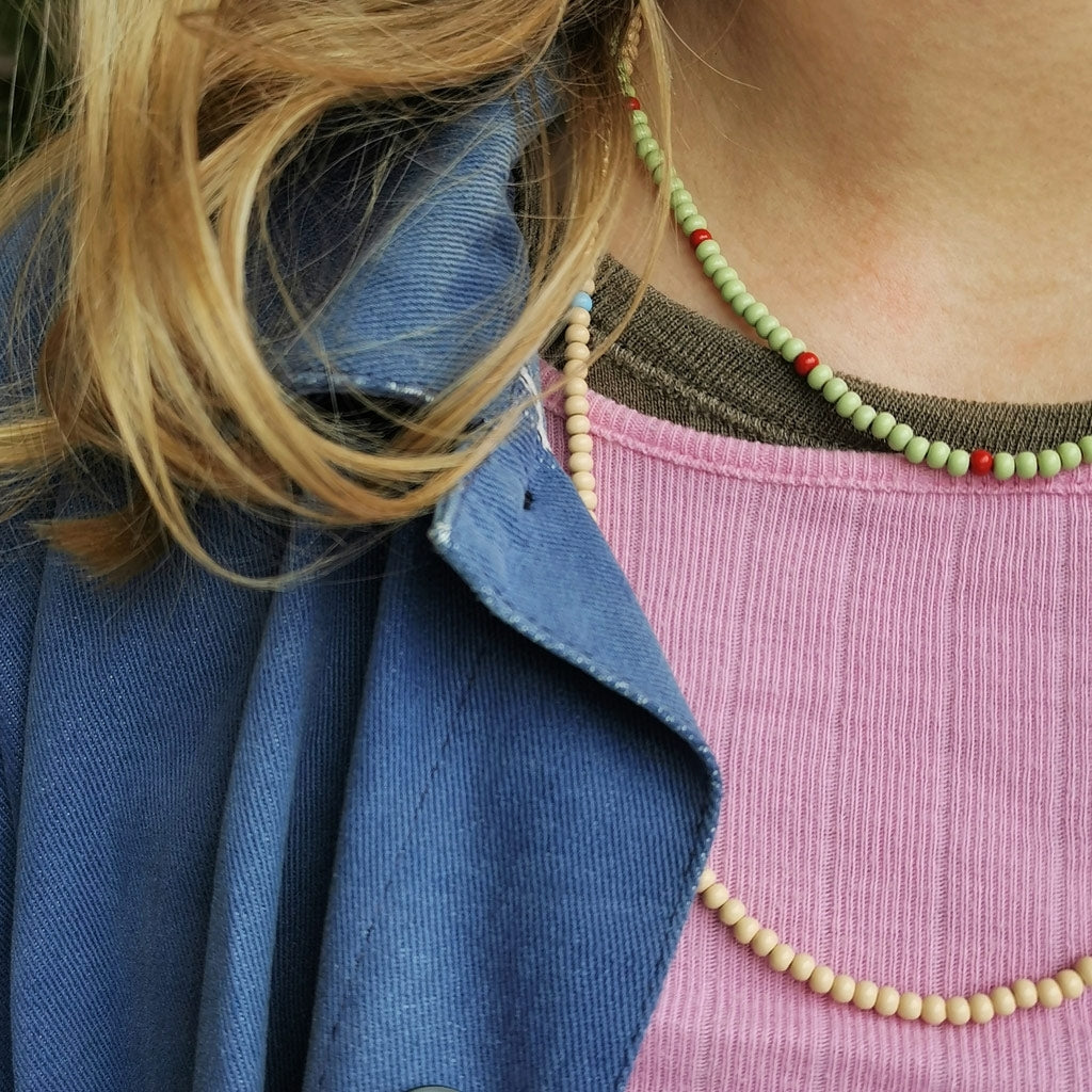 LULU Copenhagen Color Ball Collier court Necklaces Silk Light Green/Passion Red