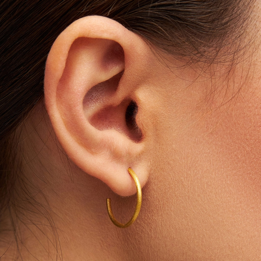 LULU Copenhagen Non Hoops Medium paire Hoops Gold Plated