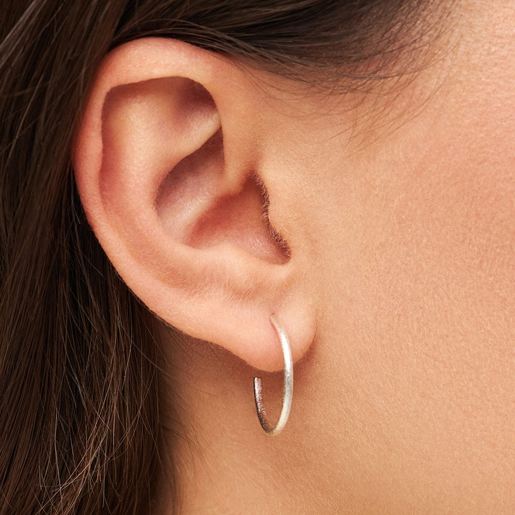 LULU Copenhagen Non Hoops Medium paire Hoops Silver Plated
