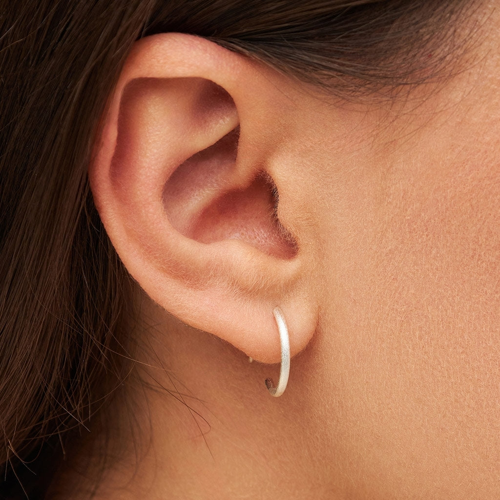 LULU Copenhagen Non Hoops Small paire Hoops Silver Plated
