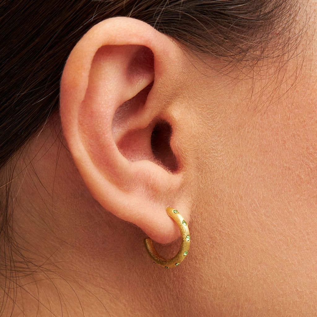 LULU Copenhagen OMG Hoops Small pair gold plated Hoops Crystal Green