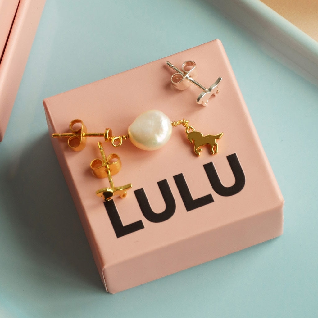 LULU Copenhagen Wild Horse Pearl earring 1 pcs gold plated Ear stud, 1 pcs Gold Plated