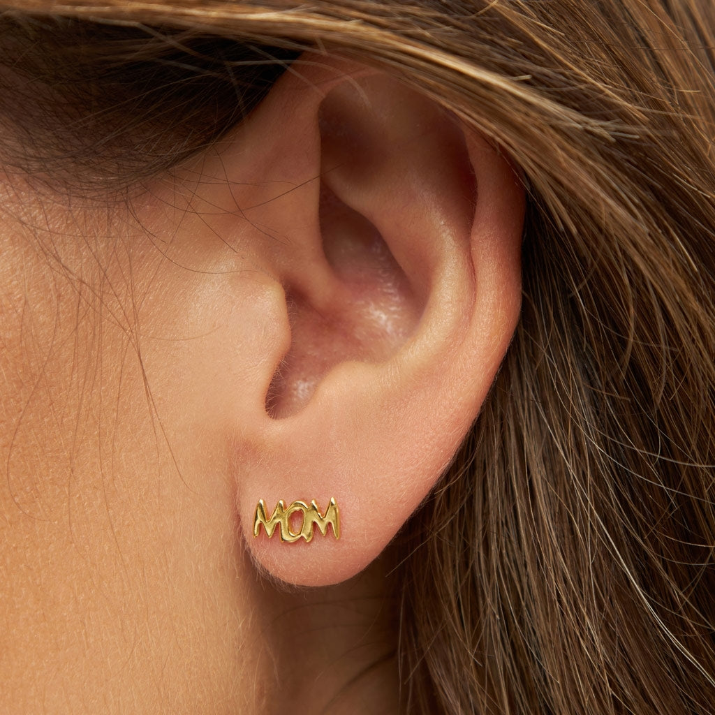 LULU Copenhagen Word Mom boucle d'oreille 1 pièce Ear stud, 1 pcs Gold Plated