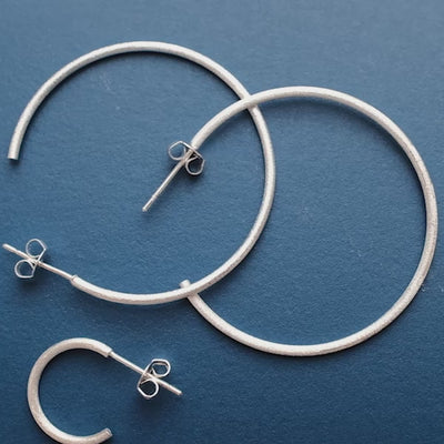 LULU Copenhagen Non Hoops Medium paire Hoops Silver Plated